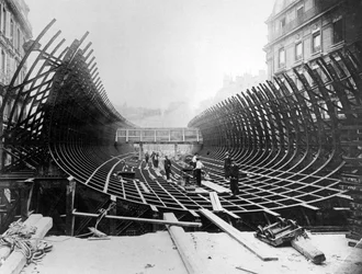 Arbeiten an der Pariser Metro an der Place Saint-Michel, die den Bau des Caissons vor seiner Platzierung in der Seine zeigen